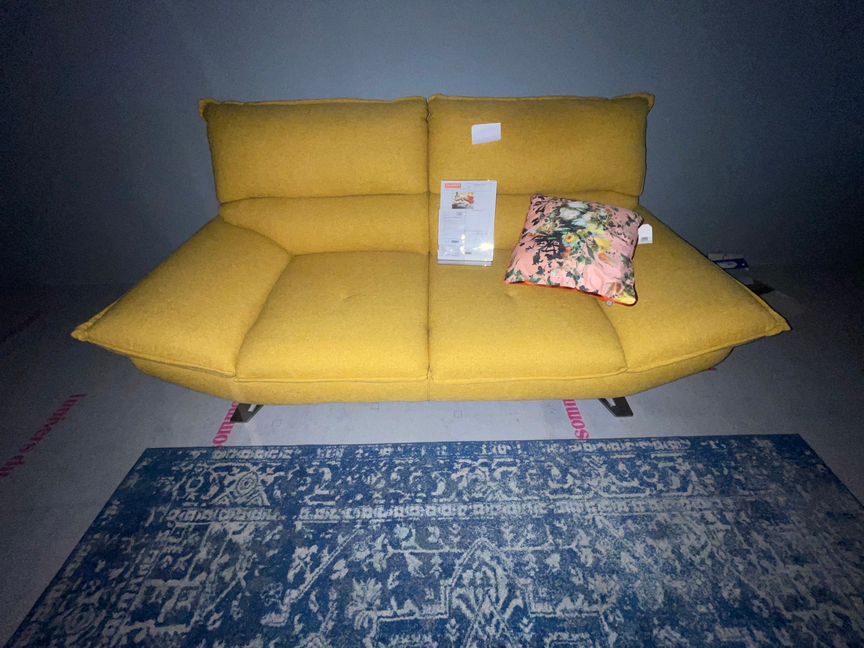 Canapé 2 places fixes tissu moutarde LINA et tapis