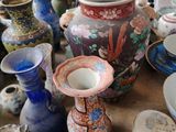 de nombreux types de vases et de bols sur la table