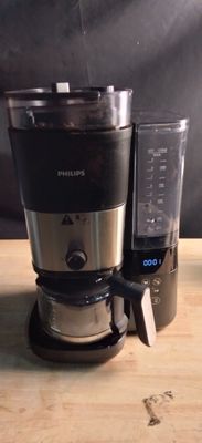 une cafetière et un mixeur posés sur une table