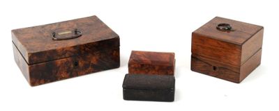 trois petites boîtes en bois posées l'une à côté de l'autre sur une surface blanche
