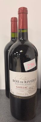 trois bouteilles de vin posées sur une table, l'une à côté de l'autre
