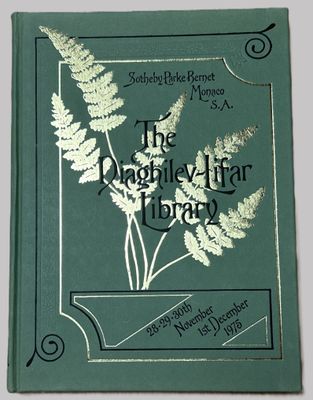 un vieux livre à la couverture verte ornée d'une fougère