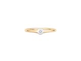 une bague en or sertie d'un seul diamant au centre