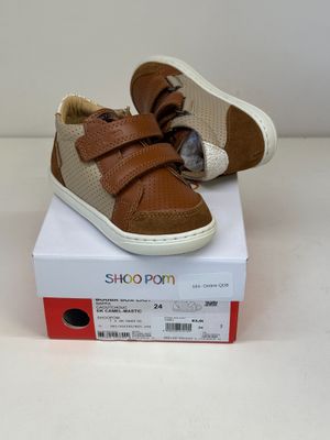 une boîte sur laquelle est posée une paire de chaussures