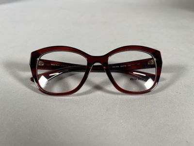 des verres posés sur une surface blanche, avec un fond blanc