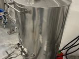 un grand récipient en acier inoxydable muni d'une poignée