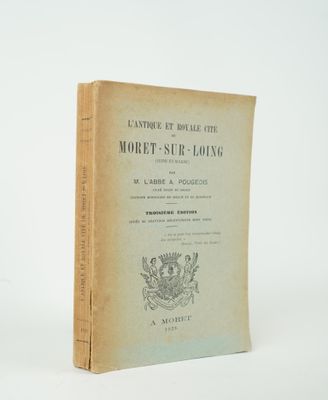un vieux livre posé sur une table à côté d'un fond blanc