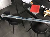 une table sur laquelle est posée une règle, avec une chaise devant