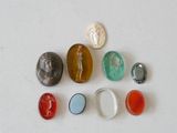 de nombreuses pierres de différentes couleurs sur un fond blanc