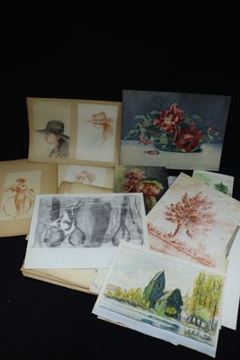 de nombreuses cartes posées sur une table noire