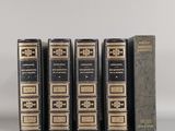 six livres sont alignés sur une surface blanche