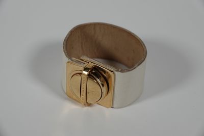 MARC JACOBS Bracelet manchette en cuir souple blanc.
