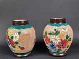 paire de vases asiatiques ornés de fleurs et d'oiseaux peints