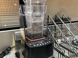 un mixeur posé sur le comptoir d'une cuisine
