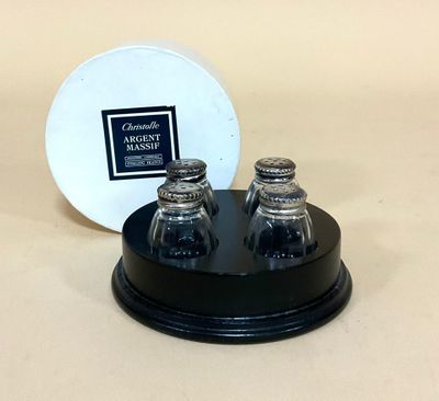 deux salières et poivrières posées sur un socle noir