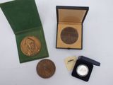 une médaille d'or et une médaille d'argent dans un écrin vert