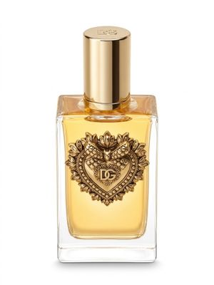 gros plan d'un flacon de parfum sur fond blanc