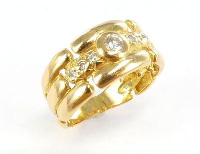 une image d'une bague en or avec des diamants sur un fond blanc