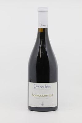 la bouteille de vin est posée sur une surface blanche