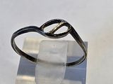 une bague posée sur un bloc de glace