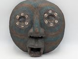 une image représentant un masque en céramique sur lequel figure un visage