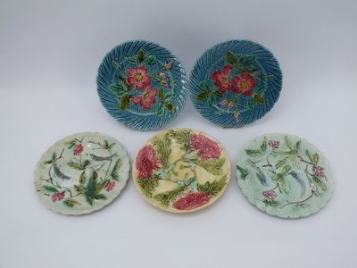 trois petites assiettes ornées de motifs floraux, posées sur une surface blanche