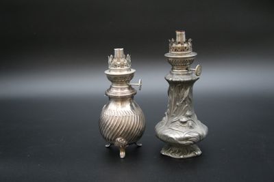 deux vases en argent posés l'un à côté de l'autre sur une table