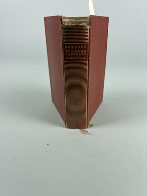 un livre avec une bougie à l'intérieur, posé sur une table