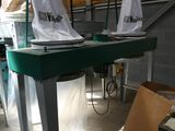 trois voiliers posés sur une table dans une pièce