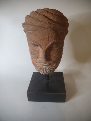 Tête de de serviteur barbu portant un turban en schiste