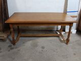 une table placée au milieu d'une pièce