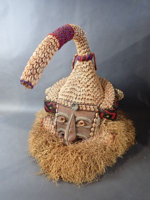 KUBA (R.D. CONGO) Beau masque NGEENDE : bois, fibres végétal…