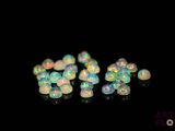 perles oplites « feu blanc » sur fond noir