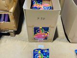 de nombreux cartons posés sur le sol les uns à côté des autres
