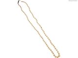 un collier de perles avec un fermoir en or sur fond blanc
