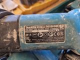 un gros plan d'une machine bleue sur laquelle figure un numéro
