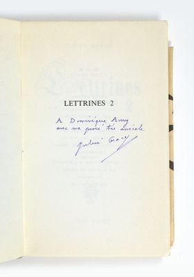 un livre dont le titre est écrit à la main sur la couverture