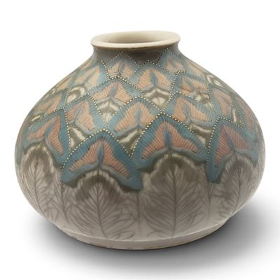 un vase posé sur une surface blanche