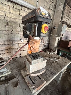 une machine posée sur une table