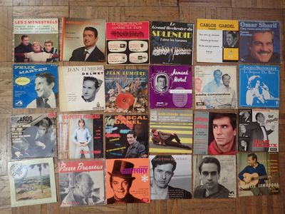 beaucoup de livres de musique accrochés au mur