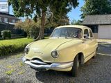 une voiture jaune garée devant une maison