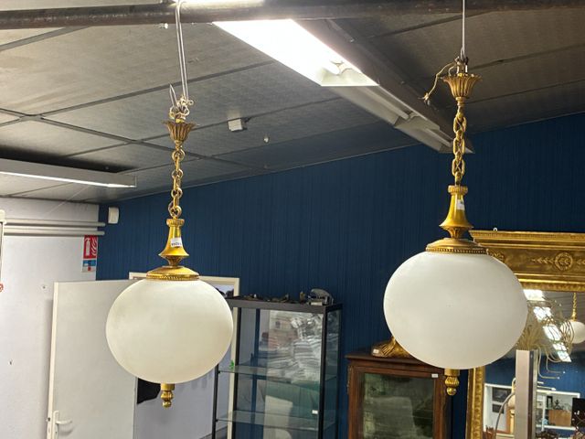 Deux suspension boules verres montures en laiton H : 70