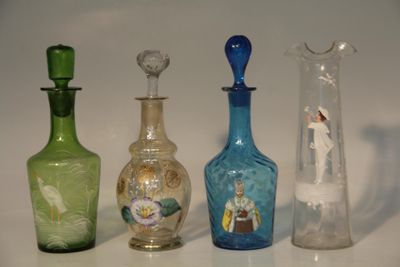 Réunion de 4 petites carafes en verre de couleur à décor éma…