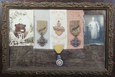 une photo d'un tableau encadré représentant une médaille et d'autres objets