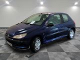 la photo d'une voiture bleue garée dans un garage