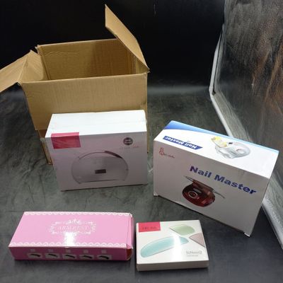 trois cartons posés les uns à côté des autres par terre