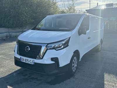 la camionnette blanche est garée dans un parking près d'un bâtiment