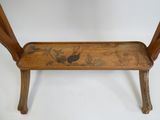 un petit banc en bois orné d'un motif floral