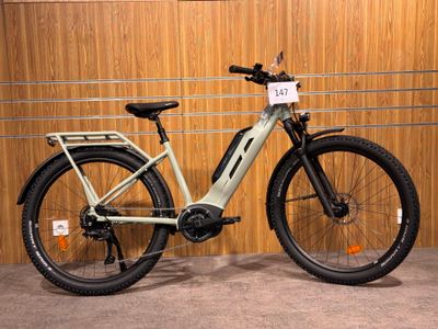 une photo d'un vélo garé dans un garage
