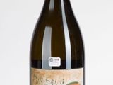une bouteille de vin posée sur une table